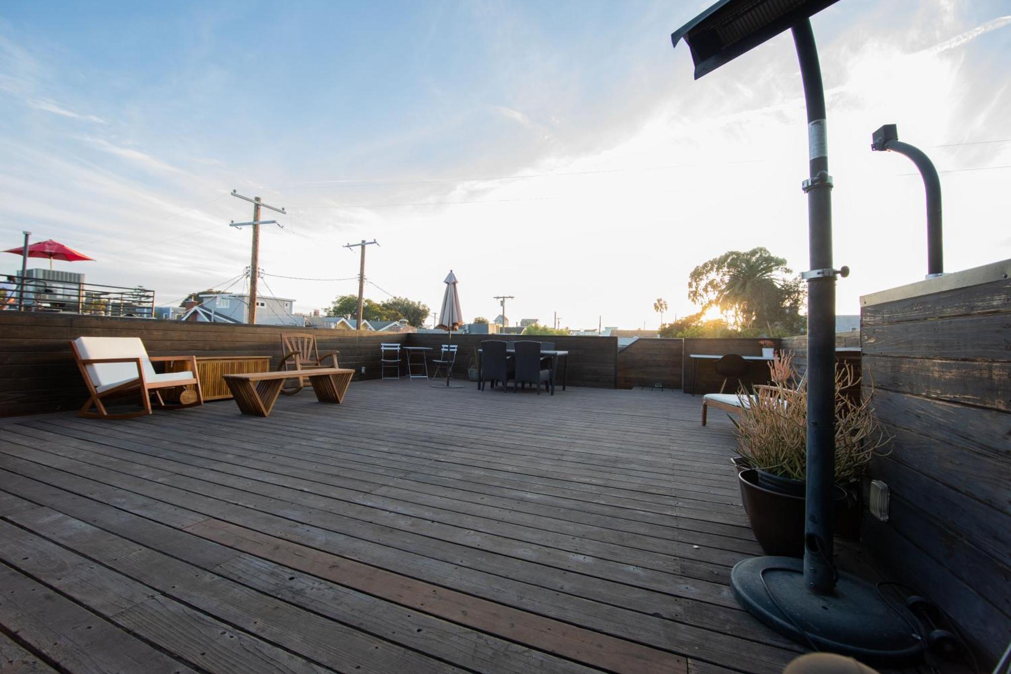 Venice Beach Two Bedroom Rooftop House With Parking Apartment *